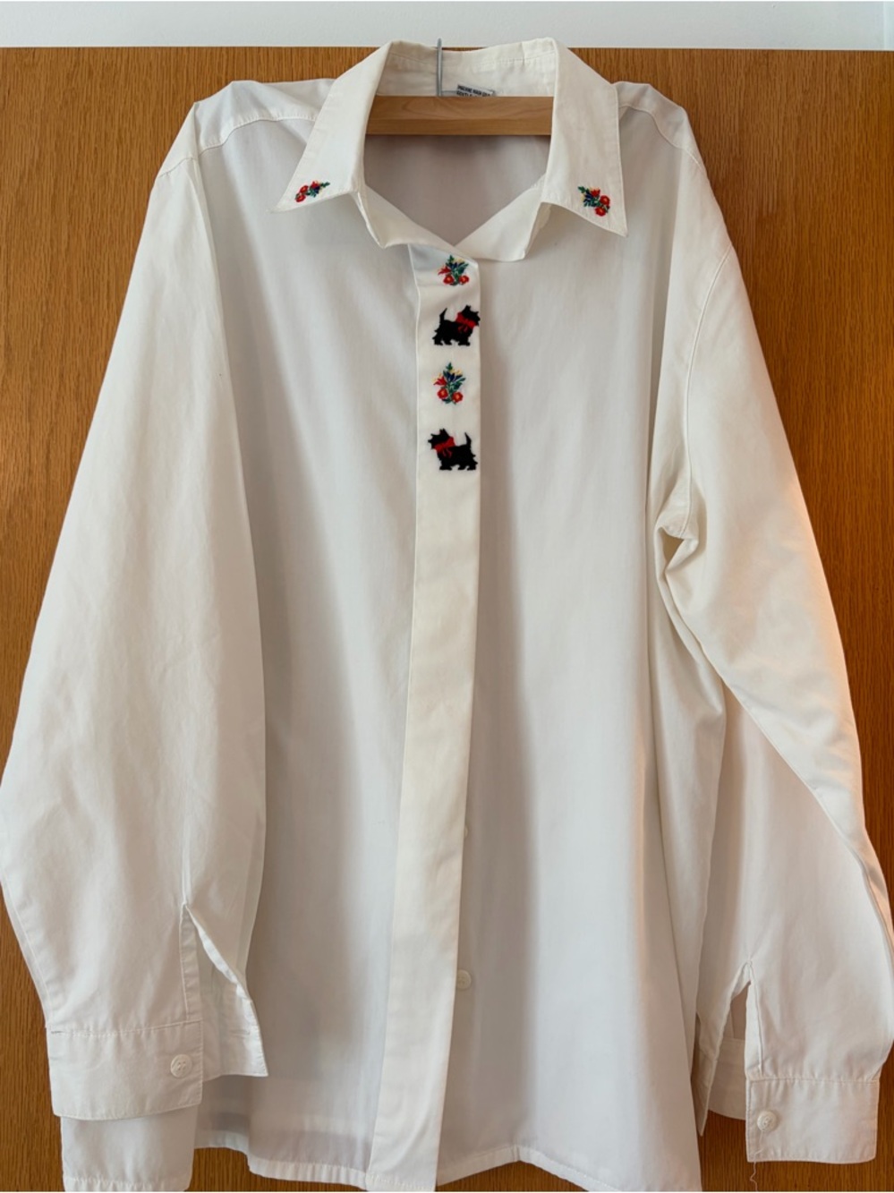 #559 Beautiful Alfred Dunner White Button-Up Shirt with Label Detail
